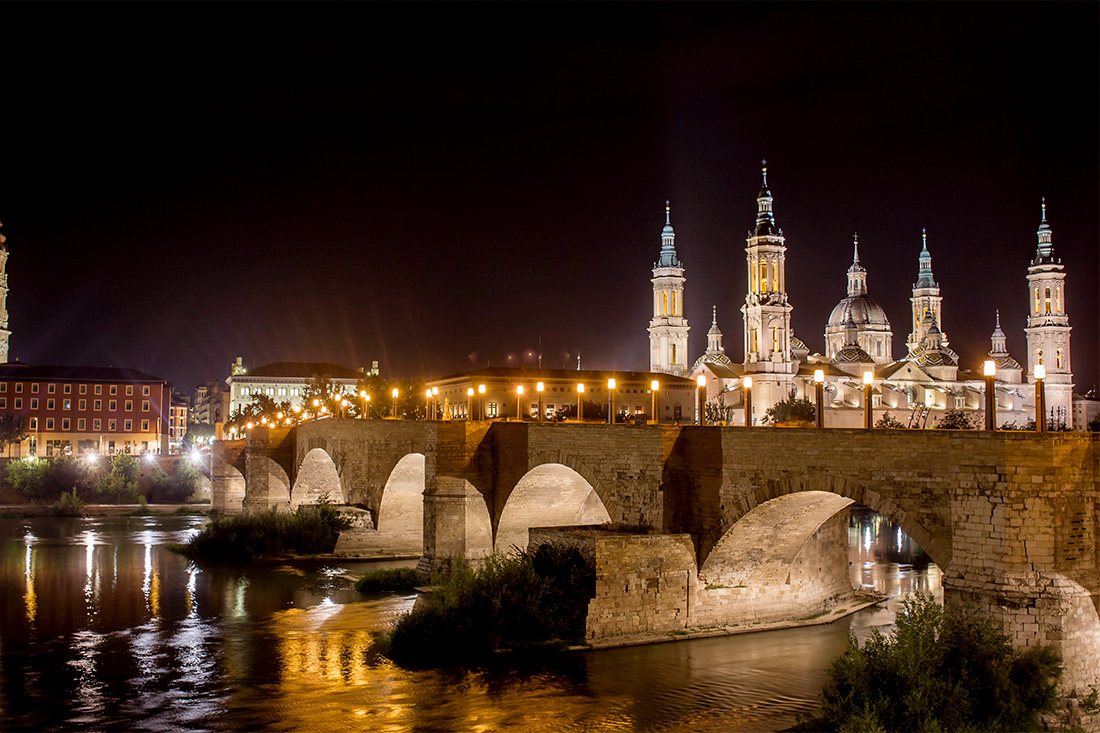 Steinbrücke und Basilika El Pilar in Zaragoza