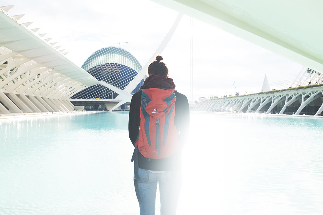 Touriste dans la Cité des arts et des sciences de Valence