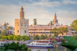 Torre del Oro mit der Giralda im Hintergrund, Sevilla, Andalusien