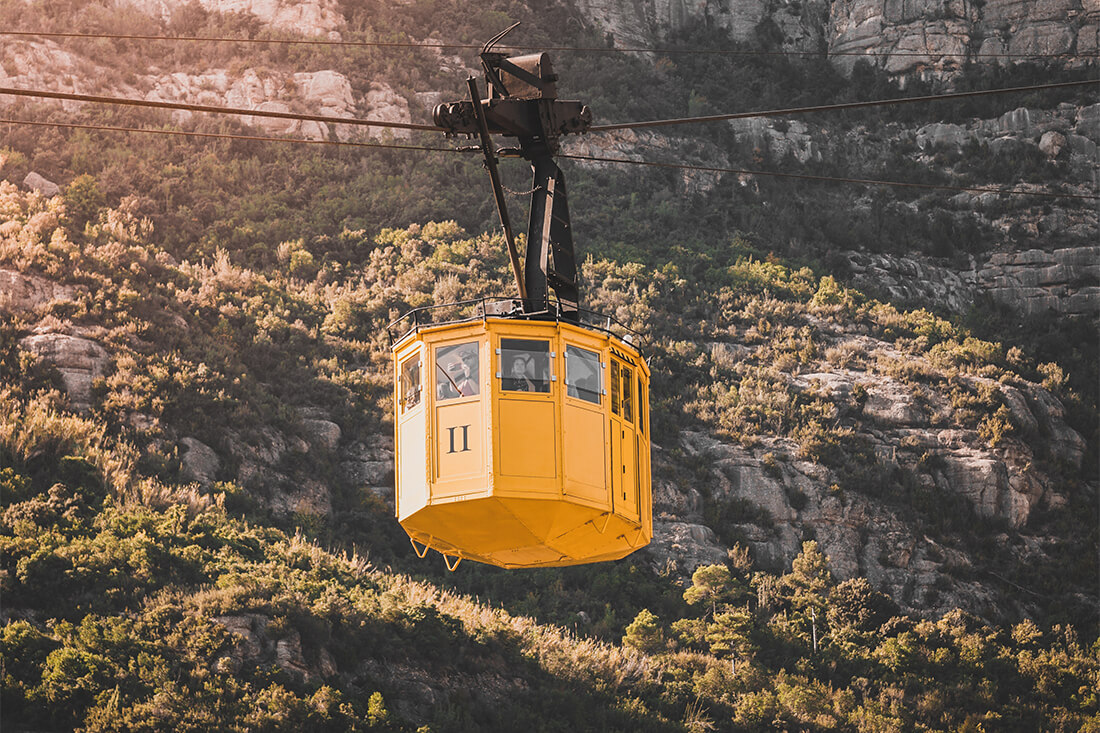 バルセロナにあるモンセラート山のケーブルカー バルセロナにあるモンセラート山のケーブルカー