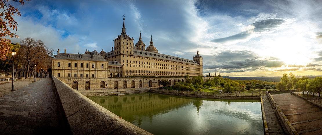 Vedute del Monastero de El Escorial dallo stagno dei Giardini del Frate a San Lorenzo de El Escorial, Madrid Vedute del Monastero de El Escorial dallo stagno dei Giardini del Frate a San Lorenzo de El Escorial, Madrid