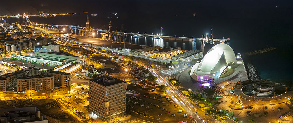 Widok Santa Cruz de Tenerife na Wyspach Kanaryjskich, nocą