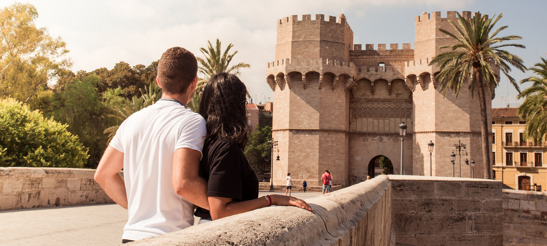 Turisti presso le Torri di Serranos a Valencia