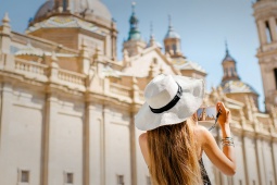 Un touriste prend une photo de la basilique du Pilar à Saragosse, Aragon