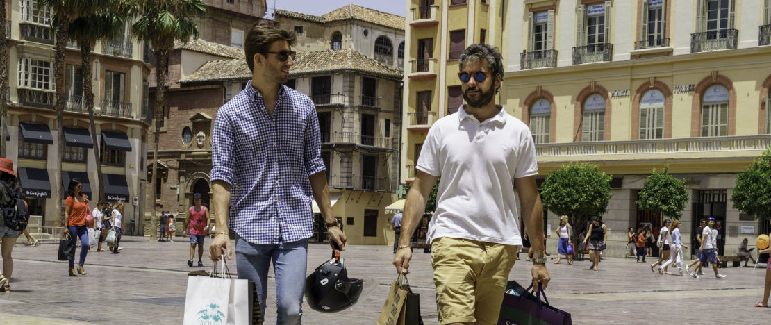 Touristen beim Einkaufsbummel in der Altstadt von Málaga, Andalusien