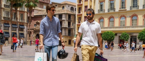 Touristen beim Einkaufsbummel in der Altstadt von Málaga, Andalusien Touristen beim Einkaufsbummel in der Altstadt von Málaga, Andalusien