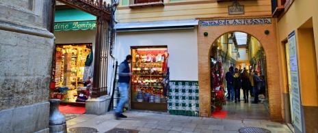Einer der Eingänge zum Markt La Alcaicería in Granada Einer der Eingänge zum Markt La Alcaicería in Granada