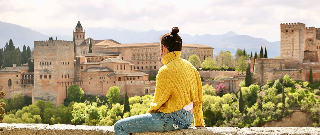 Ein Tourist genießt die Aussicht von der Alhambra in Granada, Andalusien