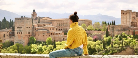 Ein Tourist genießt die Aussicht von der Alhambra in Granada, Andalusien Ein Tourist genießt die Aussicht von der Alhambra in Granada, Andalusien