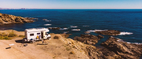 Motorhome acampando na beira da falésia em Villaricos, Almería, Andaluzia Motorhome acampando na beira da falésia em Villaricos, Almería, Andaluzia