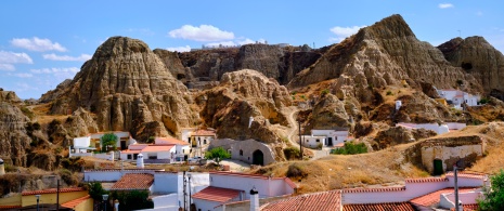 Blick auf verschiedene Höhlenhäuser in Guadix in Granada, Andalusien Blick auf verschiedene Höhlenhäuser in Guadix in Granada, Andalusien