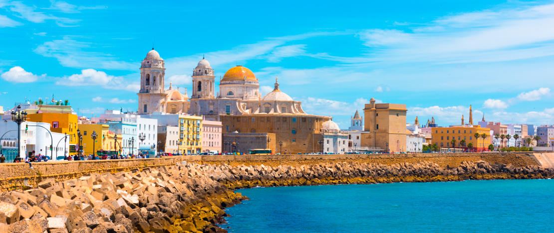 Vista de la Catedral de la Santa Cruz de Cádiz desde el frente marítimo, Andalucía Vista de la Catedral de la Santa Cruz de Cádiz desde el frente marítimo, Andalucía
