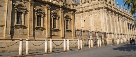 Detail of the columns and chains around Seville Cathedral © Avillfoto Detail of the columns and chains around Seville Cathedral © Avillfoto