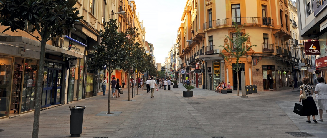 Ansicht der Straße Cruz Conde, der wichtigsten Einkaufsstraße von Córdoba Ansicht der Straße Cruz Conde, der wichtigsten Einkaufsstraße von Córdoba