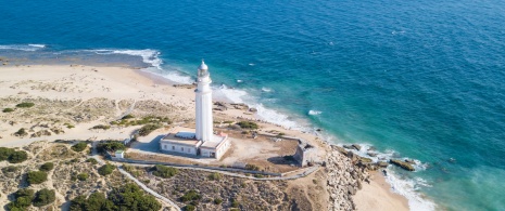Vue du phare du cap Trafalgar dans la province de Cadix, Andalousie Vue du phare du cap Trafalgar dans la province de Cadix, Andalousie