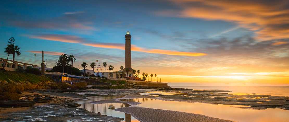 Phare sur la plage de Las Canteras de Chipiona dans la province de Cadix, Andalousie