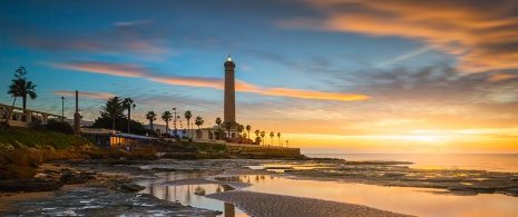 Phare sur la plage de Las Canteras de Chipiona dans la province de Cadix, Andalousie Phare sur la plage de Las Canteras de Chipiona dans la province de Cadix, Andalousie