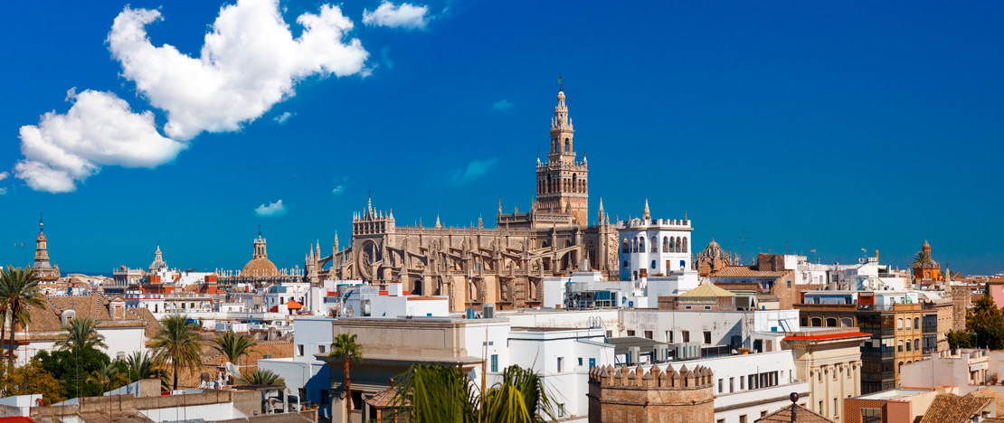 Ansicht der Kathedrale von Sevilla und La Giralda in Sevilla, Andalusien