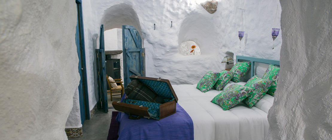 Detalle de una habitación de una casa cueva en Granada, Andalucía