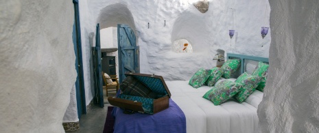 Detalle de una habitación de una casa cueva en Granada, Andalucía Detalle de una habitación de una casa cueva en Granada, Andalucía