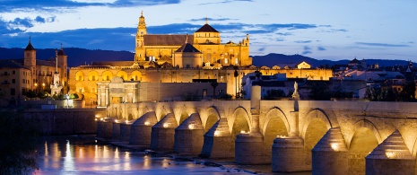 Tramonto alla Moschea-Cattedrale e il ponte romano a Cordova, Andalusia Tramonto alla Moschea-Cattedrale e il ponte romano a Cordova, Andalusia