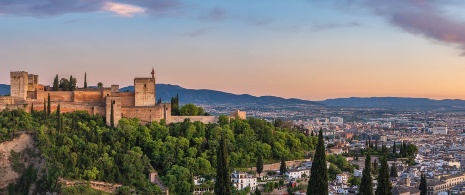 Blick vom Aussichtspunkt San Nicolás auf die Alhambra und die Stadt Granada, Andalusien Blick vom Aussichtspunkt San Nicolás auf die Alhambra und die Stadt Granada, Andalusien