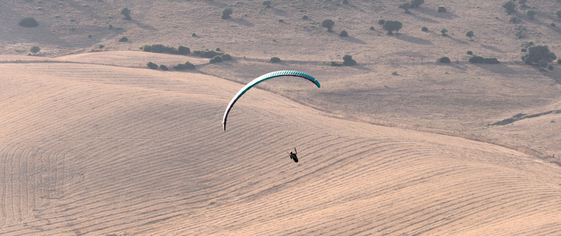 Touriste pratiquant le parapente à Vejer de la Frontera dans la province de Cadix, Andalousie