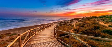Sonnenuntergang am Strand von Artola in der Stadt Marbella in Malaga, Andalusien. Sonnenuntergang am Strand von Artola in der Stadt Marbella in Malaga, Andalusien.
