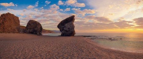 Zachód słońca na plaży Los Muertos na obszarze chronionego krajobrazu Cabo de Gata-Níjar, Almería Zachód słońca na plaży Los Muertos na obszarze chronionego krajobrazu Cabo de Gata-Níjar, Almería