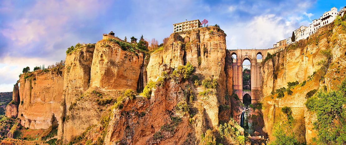 Panoramablick auf die Brücke und die Stadt Ronda in Málaga, Andalusien Panoramablick auf die Brücke und die Stadt Ronda in Málaga, Andalusien
