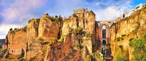 Panoramablick auf die Brücke und die Stadt Ronda in Málaga, Andalusien Panoramablick auf die Brücke und die Stadt Ronda in Málaga, Andalusien