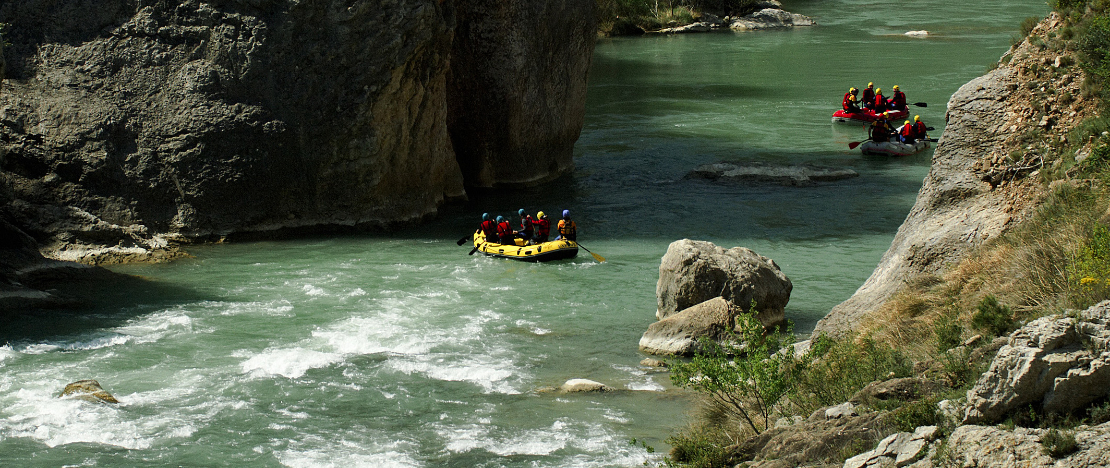 Personas practicando rafting en el río Gállego en la Hoya de Huesca, Aragón Personas practicando rafting en el río Gállego en la Hoya de Huesca, Aragón