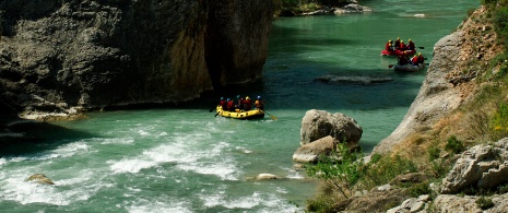 Personas practicando rafting en el río Gállego en la Hoya de Huesca, Aragón Personas practicando rafting en el río Gállego en la Hoya de Huesca, Aragón