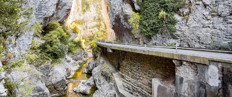Widok na kanion Foz de Biniés między Bedún i Ansó, Huesca Widok na kanion Foz de Biniés między Bedún i Ansó, Huesca