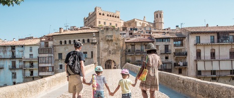 Rodzina odwiedzająca miejscowość Valderrobres w regionie Matarraña, Teruel Rodzina odwiedzająca miejscowość Valderrobres w regionie Matarraña, Teruel