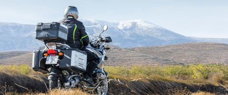 Osoba podróżująca na motorze na tle Moncayo, Saragossa Osoba podróżująca na motorze na tle Moncayo, Saragossa