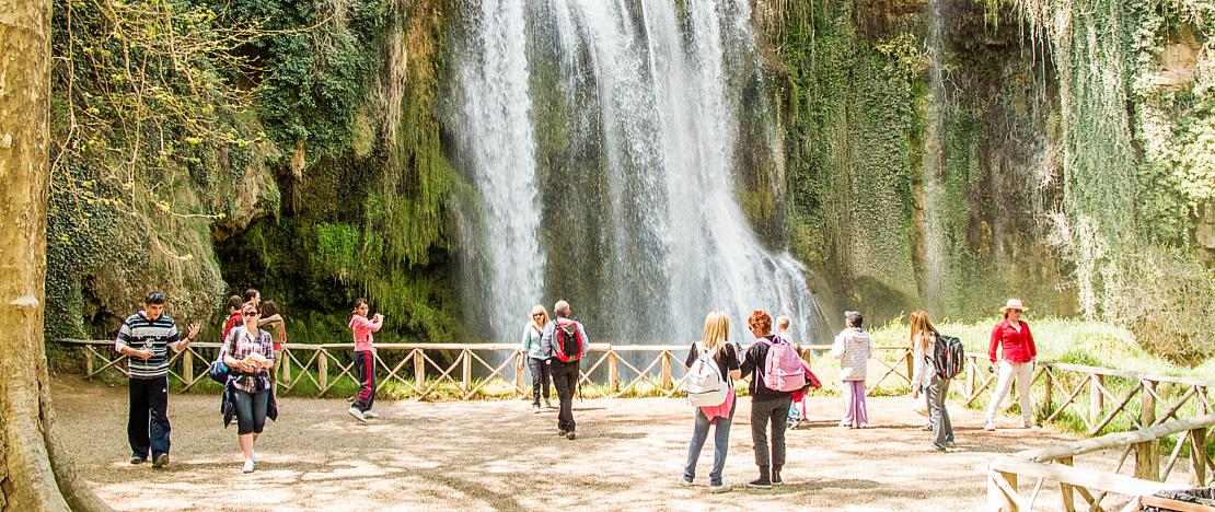 Wodospad w parku Monasterio de Piedra w Nuévalos, Saragossa