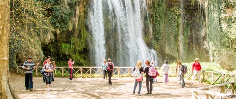 Wodospad w parku Monasterio de Piedra w Nuévalos, Saragossa Wodospad w parku Monasterio de Piedra w Nuévalos, Saragossa