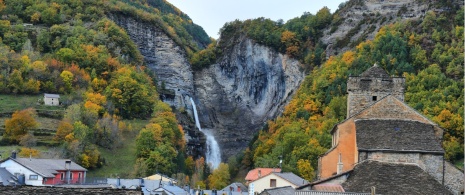 Vedute di Broto, Huesca, con la cascata del Sorrosal sullo sfondo Vedute di Broto, Huesca, con la cascata del Sorrosal sullo sfondo