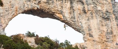 Turista practicando escalada en el delfín de Rodellar en Huesca, Aragón Turista practicando escalada en el delfín de Rodellar en Huesca, Aragón