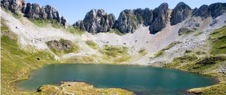 Vue de l'Ibón de Acherito, le plus à l'ouest des Pyrénées, à Huesca Vue de l'Ibón de Acherito, le plus à l'ouest des Pyrénées, à Huesca