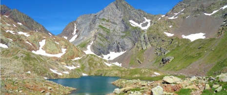Vue d'un des quatre Ibones Azules, Huesca Vue d'un des quatre Ibones Azules, Huesca