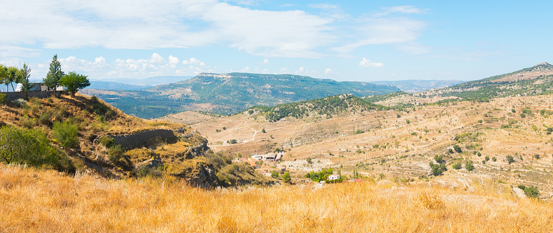 Paysage caractéristique du Maestrazgo, terres non irriguées, collines et montagnes Paysage caractéristique du Maestrazgo, terres non irriguées, collines et montagnes