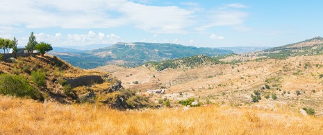 Paysage caractéristique du Maestrazgo, terres non irriguées, collines et montagnes Paysage caractéristique du Maestrazgo, terres non irriguées, collines et montagnes