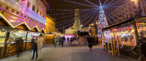 Weihnachtsmarkt rund um die Basilika del Pilar in Zaragoza, Aragonien Weihnachtsmarkt rund um die Basilika del Pilar in Zaragoza, Aragonien