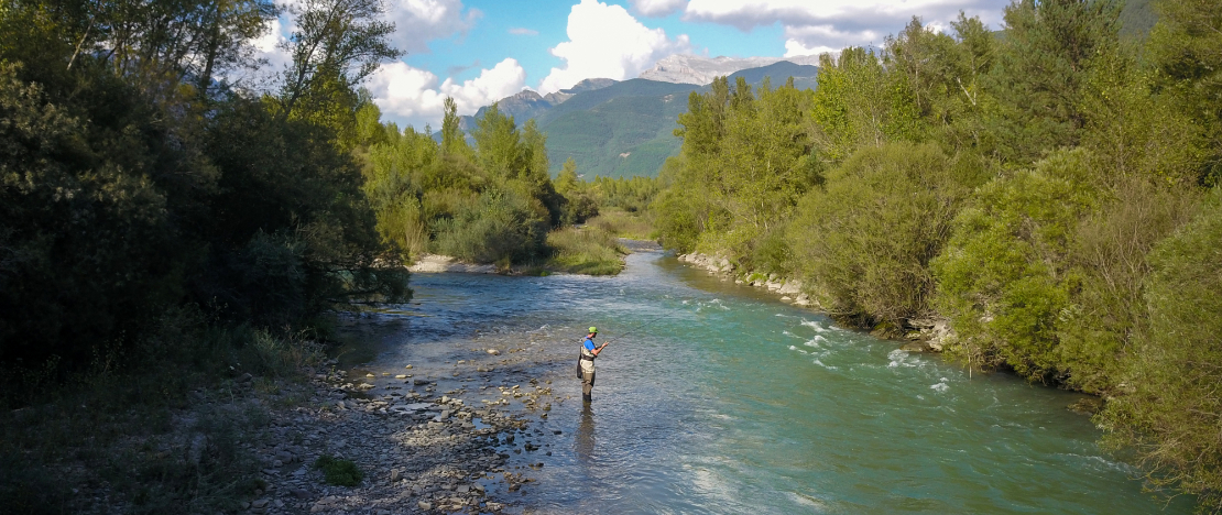 Un turista pesca nel fiume Gállego a Huesca, Aragona