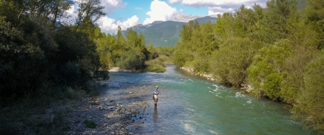 Un turista pesca nel fiume Gállego a Huesca, Aragona Un turista pesca nel fiume Gállego a Huesca, Aragona