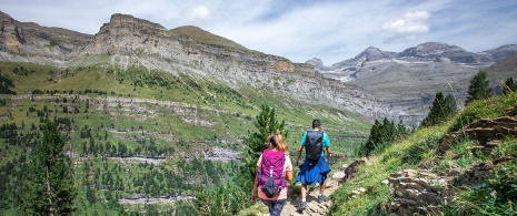 Turystyści w Parku Narodowym Ordesa i Monte Perdido, Aragonia Turystyści w Parku Narodowym Ordesa i Monte Perdido, Aragonia