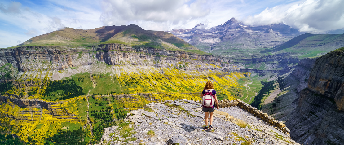 Turista en el Parque Nacional de Ordesa y Monte Perdido en Huesca, Aragón
