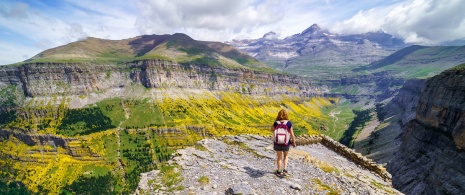 Turista en el Parque Nacional de Ordesa y Monte Perdido en Huesca, Aragón Turista en el Parque Nacional de Ordesa y Monte Perdido en Huesca, Aragón